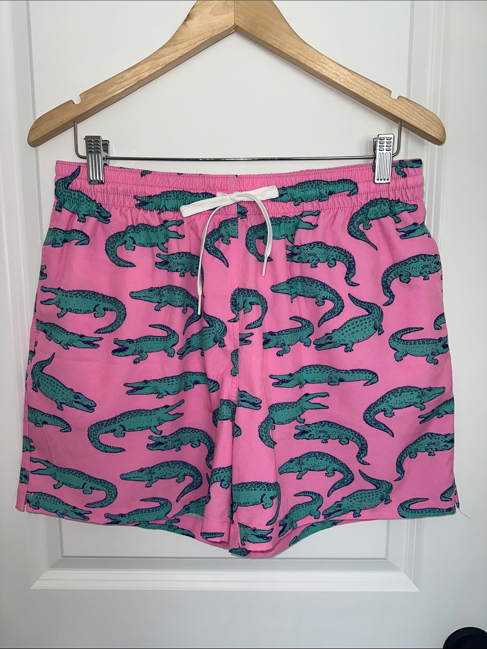 Chubbies Men’s 5” Swim Trunks/Shorts with Teal Alligator Print L